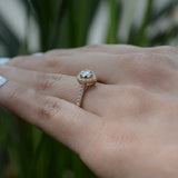 Anillo de compromiso con moissanita de .50ct corte corazón con certificado GRA y 34 diamantes naturales laterales elaborado en oro amarillo de 14k