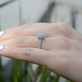 Anillo de compromiso con moissanita de .50ct corte corazón con certificado GRA y 34 cristales laterales elaborado en oro blanco 14k