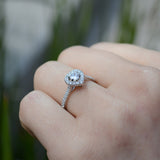 Anillo de compromiso con moissanita de .50ct corte corazón con certificado GRA y 34 cristales laterales elaborado en oro blanco 14k