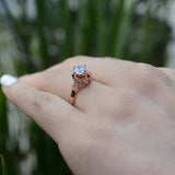 Anillo de compromiso con diamante natural central de .60ct corte brillante con certificación GIA y 18 diamantes naturales laterales elaborado en oro rosa de 14k