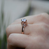 Anillo de compromiso con diamante natural central de .60ct corte brillante con certificación GIA y 18 diamantes naturales laterales elaborado en oro rosa de 14k