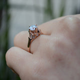 Anillo de compromiso con diamante natural central de .60ct corte brillante con certificación GIA y 18 diamantes naturales laterales elaborado en oro rosa de 14k