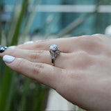 Anillo de compromiso con diamante natural central de .60ct corte brillante con certificación GIA y 18 diamantes naturales laterales elaborado en oro blanco de 14k