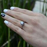 Anillo de compromiso con diamante natural central de .60ct corte brillante con certificación GIA y 18 diamantes naturales laterales elaborado en oro blanco de 14k