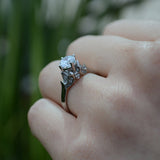 Anillo de compromiso con diamante natural central de .60ct corte brillante con certificación GIA y 18 diamantes naturales laterales elaborado en oro blanco de 14k