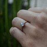 Anillo de compromiso con moissanita de 1.0ct corte brillante con certificado GRA y 12 cristales laterales realizado en oro rosa de 14k