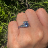 Anillo de compromiso con tanzanita natural central corte corazón, 6 tanzanitas y 2 diamantes naturales laterales elaborado en oro blanco de 14k