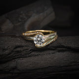 Anillo de compromiso con diamante natural de 1.0ct corte brillante con certificación GIA, 28 diamantes naturales laterales y 2 incrustaciones internas (amatista y rubi natural) elaborado en oro amarillo y blanco de 14k