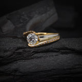 Anillo de compromiso con diamante natural de 1.0ct corte brillante con certificación GIA, 28 diamantes naturales laterales y 2 incrustaciones internas (amatista y rubi natural) elaborado en oro amarillo y blanco de 14k