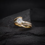 Anillo de compromiso con diamante natural de 1.0ct corte brillante con certificación GIA, 28 diamantes naturales laterales y 2 incrustaciones internas (amatista y rubi natural) elaborado en oro amarillo y blanco de 14k
