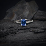 Anillo de compromiso con zafiro natural de 1.0ct corte esmeralda y 16 diamantes naturales laterales elaborado en oro blanco de 14k