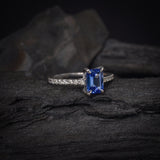 Anillo de compromiso con zafiro natural de 1.0ct corte esmeralda y 16 diamantes naturales laterales elaborado en oro blanco de 14k