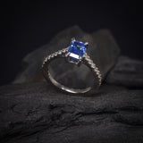 Anillo de compromiso con zafiro natural de 1.0ct corte esmeralda y 16 diamantes naturales laterales elaborado en oro blanco de 14k