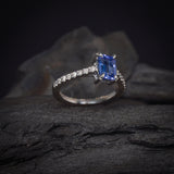 Anillo de compromiso con zafiro natural de 1.0ct corte esmeralda y 16 diamantes naturales laterales elaborado en oro blanco de 14k