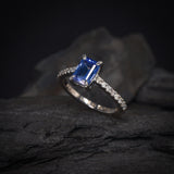 Anillo de compromiso con zafiro natural de 1.0ct corte esmeralda y 16 diamantes naturales laterales elaborado en oro blanco de 14k