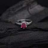 Anillo de compromiso con rubi natural elaborado en oro blanco de 14k