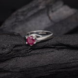 Anillo de compromiso con rubi natural elaborado en oro blanco de 14k