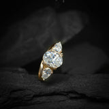 Anillo de compromiso con moissanita de 2.0ct corte oval con certificado GRA y 2 moissanitas laterales elaborado en oro amarillo de 14k