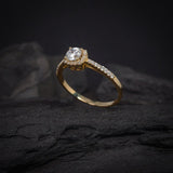 Anillo de compromiso con diamante de laboratorio central de .50ct corte brillante con certificado IGI y 32 diamantes naturales laterales elaborado en oro amarillo de 14k