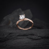 Anillo de compromiso con diamante natural central de 1.0ct corte brillante con certificación GIA y 18 diamantes naturales laterales elaborado en oro rosa de 14k