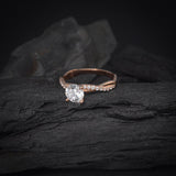 Anillo de compromiso con diamante natural central de 1.0ct corte brillante con certificación GIA y 18 diamantes naturales laterales elaborado en oro rosa de 14k