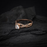 Anillo de compromiso con diamante de laboratorio central de .50ct con certificado IGI y 8 diamantes naturales laterales elaborado en oro rosa de 18 kilates