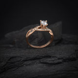 Anillo de compromiso con diamante de laboratorio central de .50ct con certificado IGI y 8 diamantes naturales laterales elaborado en oro rosa de 18 kilates