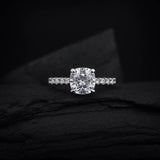Anillo de compromiso con diamante de laboratorio de 1.5ct corte cushion con certificado IGI y 10 diamantes de laboratorio laterales elaborado en oro blanco de 14k