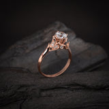 Anillo de compromiso con moissanita de 1.0ct corte brillante con certificado GRA y 18 cristales laterales realizado en oro rosa de 14k