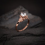 Anillo de compromiso con moissanita de 1.0ct corte brillante con certificado GRA y 18 cristales laterales realizado en oro rosa de 14k