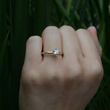 Anillo de compromiso con diamante natural central de .60ct con certificación GIA elaborado en oro amarillo de 18 kilates