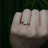 Anillo de compromiso con diamante de laboratorio de .30ct corte brillante con certificado IGI y 2 diamantes naturales laterales elaborado en oro amarillo de 14k