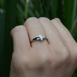 Anillo de compromiso con diamante de laboratorio central de .20ct corte brillante y 2 diamantes naturales laterales elaborado en oro blanco de 10k