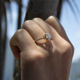 Anillo de compromiso con diamante de laboratorio central de 1.0ct corte brillante con certificado IGI y 32 diamantes naturales laterales en oro amarillo de 14k