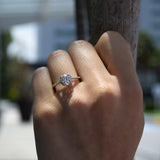 Anillo de compromiso con diamante de laboratorio central de 1.0ct corte brillante con certificado IGI y 32 diamantes naturales laterales en oro amarillo de 14k