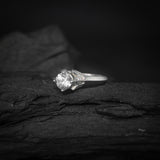 Anillo de compromiso con moissanita de 1.0ct corte brillante con certificado GRA y 18 cristales laterales realizado en oro blanco de 14k