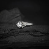 Anillo de compromiso con diamante natural central de .60ct corte brillante con certificación GIA y 18 diamantes naturales laterales elaborado en oro blanco de 14k