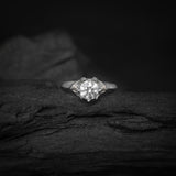 Anillo de compromiso con moissanita de 1.0ct corte brillante con certificado GRA y 18 cristales laterales realizado en oro blanco de 14k