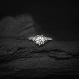 Anillo de compromiso con diamante natural central de .60ct corte brillante con certificación GIA y 18 diamantes naturales laterales elaborado en oro blanco de 14k