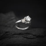 Anillo de compromiso con moissanita de 1.0ct corte brillante con certificado GRA y 18 cristales laterales realizado en oro blanco de 14k