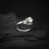 Anillo de compromiso con diamante natural central de .60ct corte brillante con certificación GIA y 18 diamantes naturales laterales elaborado en oro blanco de 14k