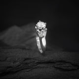 Anillo de compromiso con moissanita de 1.0ct corte brillante con certificado GRA y 18 cristales laterales realizado en oro blanco de 14k