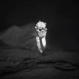 Anillo de compromiso con diamante natural central de .60ct corte brillante con certificación GIA y 18 diamantes naturales laterales elaborado en oro blanco de 14k