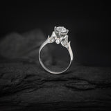 Anillo de compromiso con moissanita de 1.0ct corte brillante con certificado GRA y 18 cristales laterales realizado en oro blanco de 14k