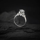 Anillo de compromiso con diamante natural central de .60ct corte brillante con certificación GIA y 18 diamantes naturales laterales elaborado en oro blanco de 14k