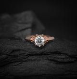 Anillo de compromiso con moissanita de 1.0ct corte brillante con certificado GRA y 18 cristales laterales realizado en oro rosa de 14k