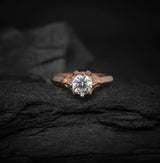 Anillo de compromiso con diamante natural central de .60ct corte brillante con certificación GIA y 18 diamantes naturales laterales elaborado en oro rosa de 14k