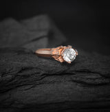 Anillo de compromiso con diamante natural central de .60ct corte brillante con certificación GIA y 18 diamantes naturales laterales elaborado en oro rosa de 14k