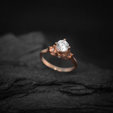 Anillo de compromiso con moissanita de 1.0ct corte brillante con certificado GRA y 18 cristales laterales realizado en oro rosa de 14k