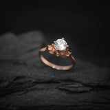 Anillo de compromiso con diamante natural central de .60ct corte brillante con certificación GIA y 18 diamantes naturales laterales elaborado en oro rosa de 14k